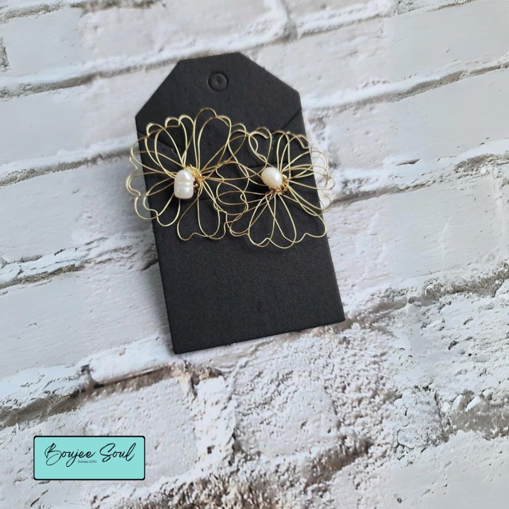 Thin wire frame flower stud earrings in gold