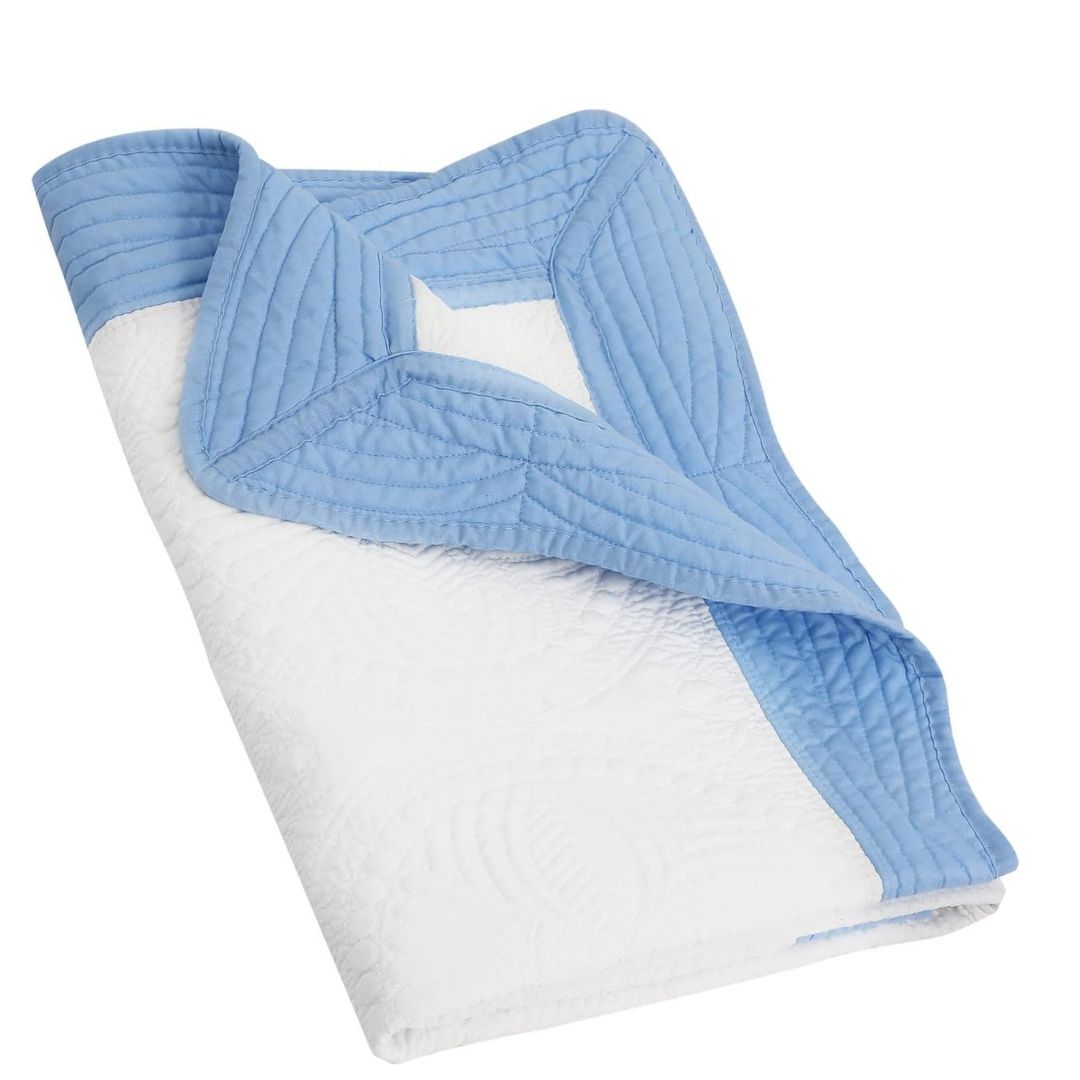 Baby_Quilt_in_Blue_-_white_-_Angle_3